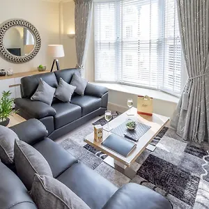 Apartment Hunter House -